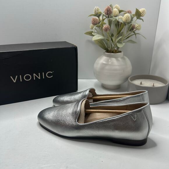 Vionic Willa II Leather Slip On Flat Silver Women's 7 M NWB Comfort Arch Support - Picture 1 of 10